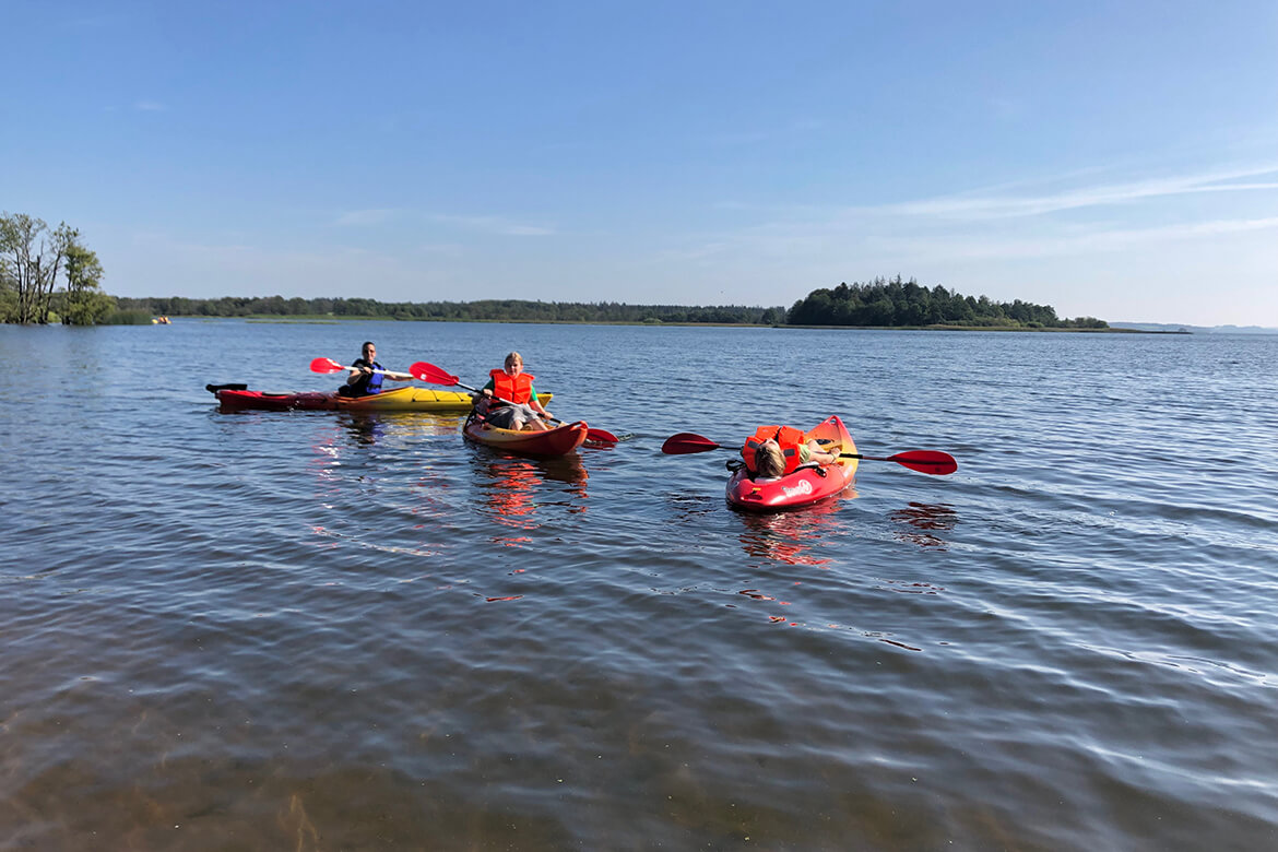 Mossø Kano og Kajak laug - medlemmer i kajakker på søen